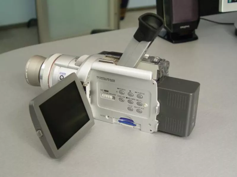   Продам 3-х матричную видеокамеру Panasonic NV-MX500 